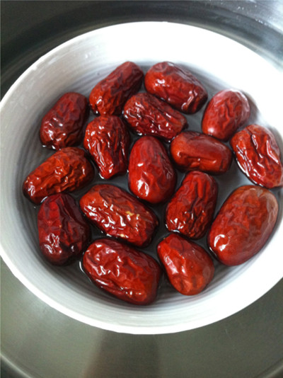 Táo đỏ có tác dụng an thần. Vì vậy, bạn nên cho táo đỏ vào thức ăn hàng ngày khi cảm thấy mệt mỏi, áp lực. Ảnh: lozi.