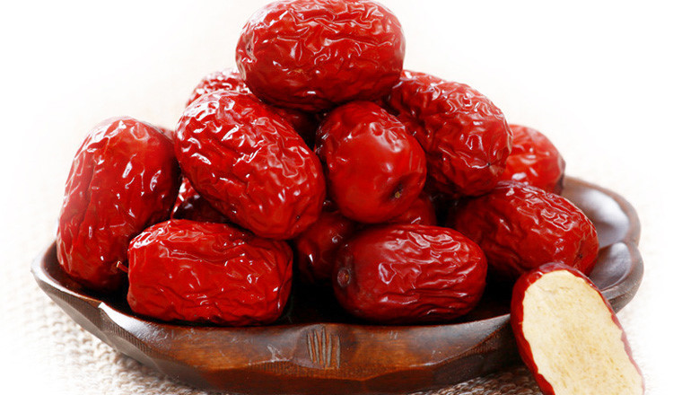 Chính vì vậy, ăn táo đỏ mỗi ngày sẽ phòng trừ nguy cơ bị ung thư tuyến tiền liệt, ung thư phổi hay các bệnh ung thư khác. Ảnh: 2monngonmoingay.