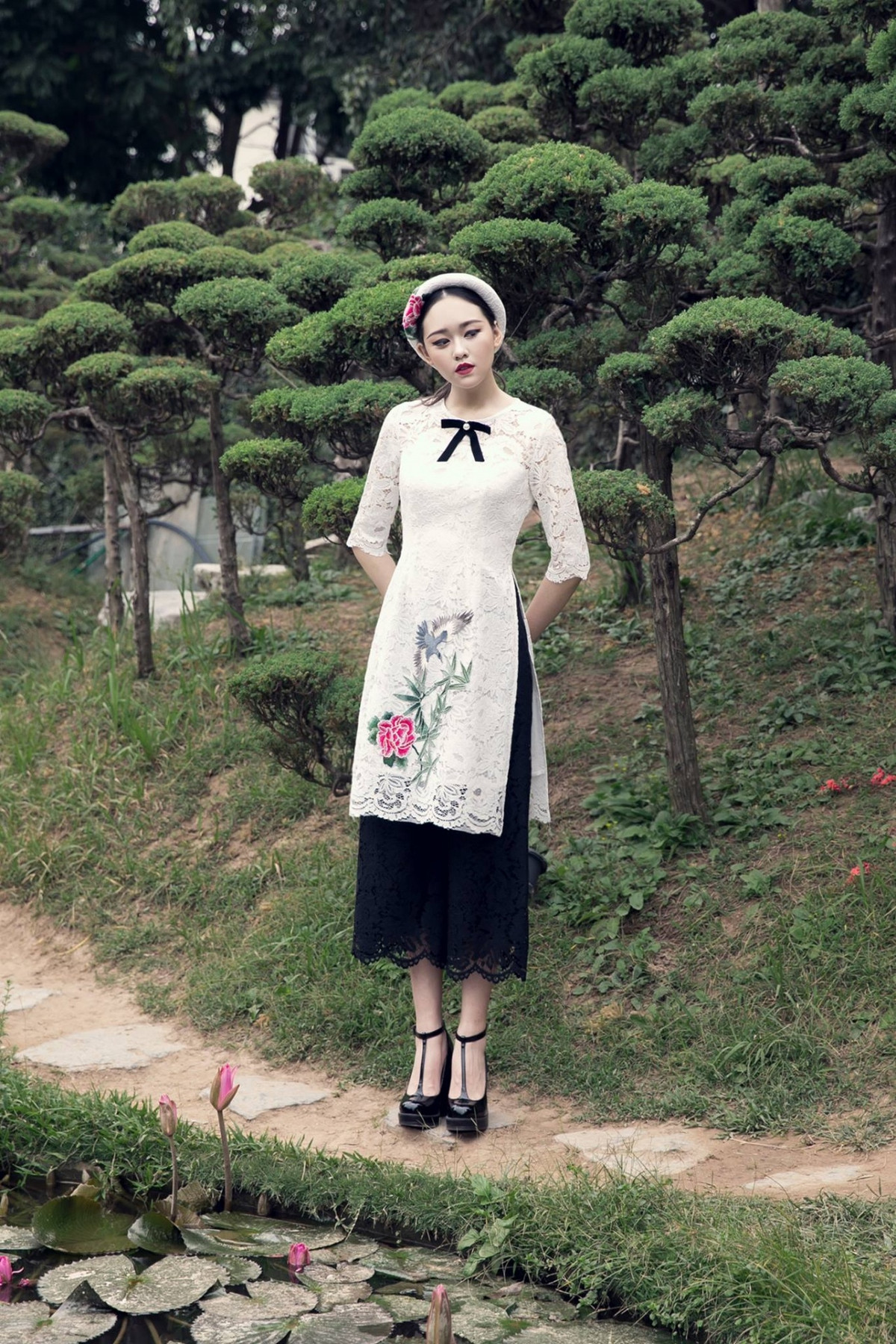 Nếu không thích mặc áo dài cách tân với chiếc quần lụa rộng truyền thống, bạn hoàn toàn có thể biến tấu với quần jean, skinny hay quần legging. Ảnh: hastc.