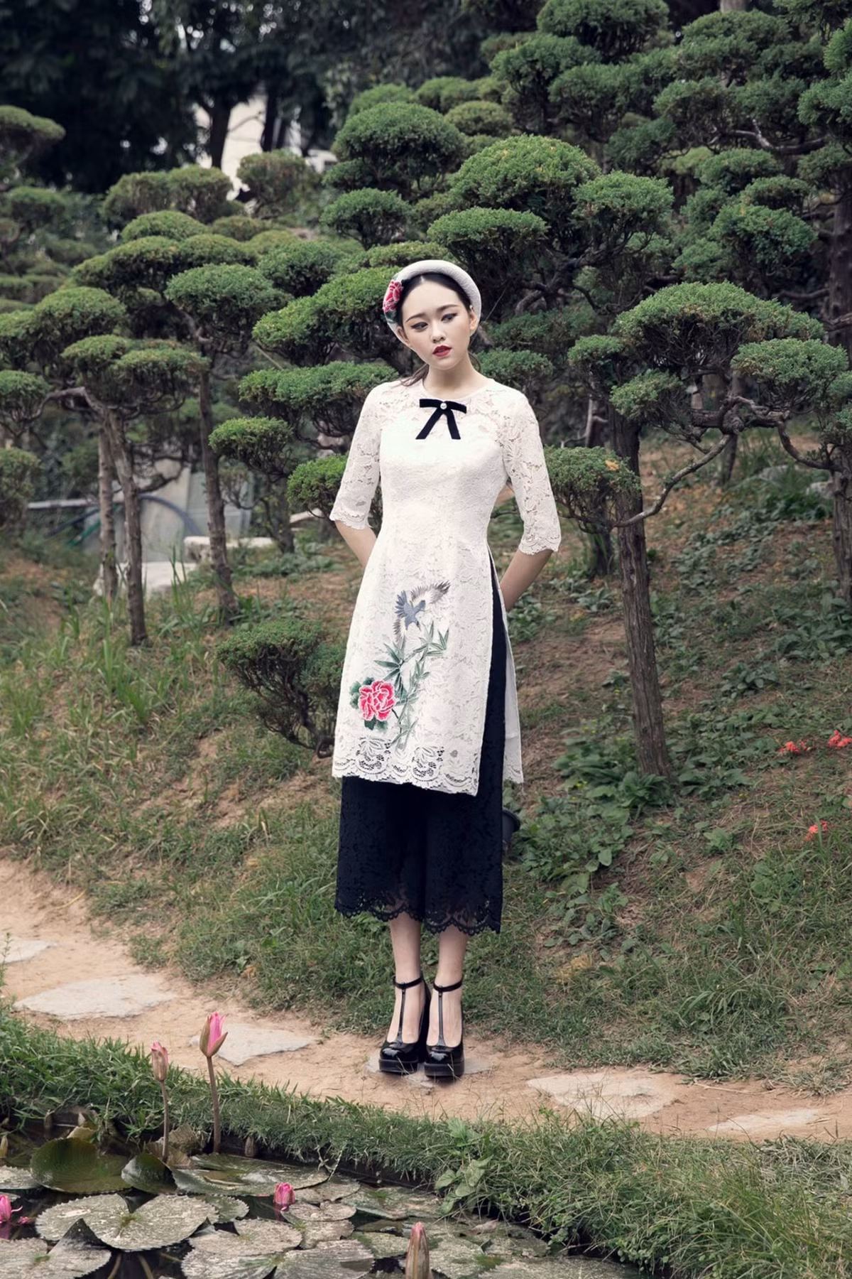 Nếu không thích mặc áo dài cách tân với chiếc quần lụa rộng truyền thống, bạn hoàn toàn có thể biến tấu với quần jean, skinny hay quần legging. Ảnh: hastc.