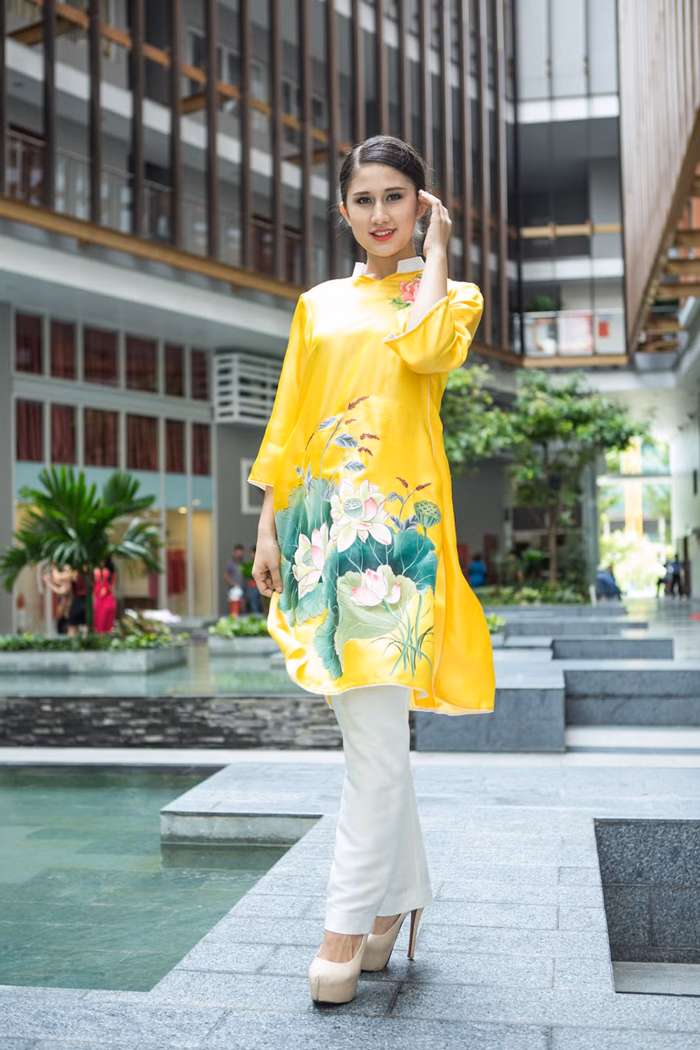 Khi chọn mua áo dài cách tân, trước hết bạn cần lưu ý đến màu sắc, chất liệu cũng như họa tiết trên áo sao cho phù hợp, hài hòa với màu quần bạn sẽ phối cùng. Ảnh: caodangytebaclieu.