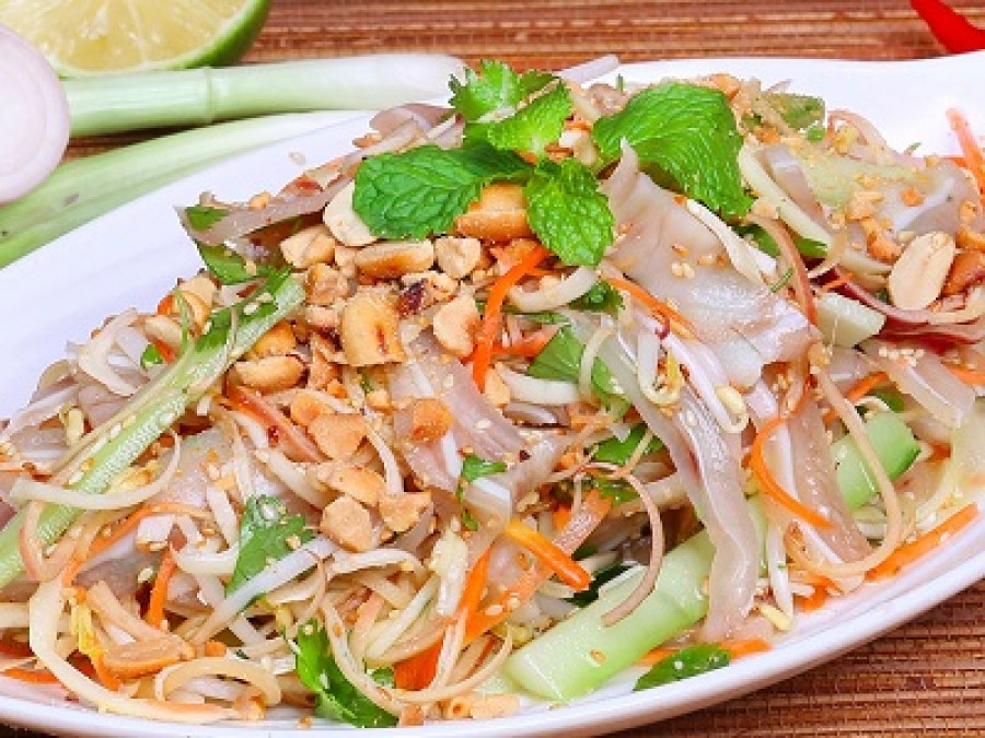 Vị đăng đắng của mướp đắng, vị giòn sần sật của tai heo quyện với nhau trong vị chua ngọt của nước sốt sẽ làm bạn ngất ngây. Ảnh: evan.