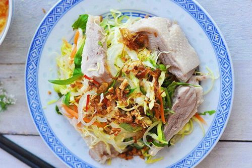 Bên cạnh đó, món gỏi vịt cũng là món khai vị chống ngán hoàn hảo trong mâm cỗ Tết. Ảnh: thucthan.