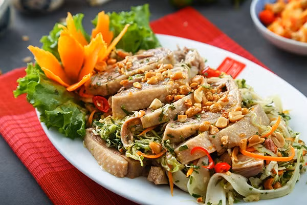 Món gỏi vịt có hương vị đậm đà và cực kỳ đơn giản, dễ làm. Ảnh: vitquaytothi.