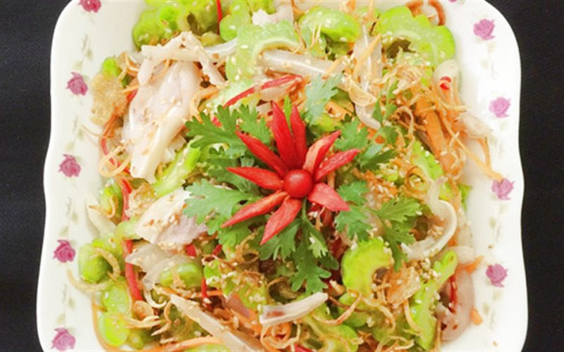Với những ai là fan của mướp đắng thì hãy bổ sung ngay món gỏi mướp đắng tai heo vào thực đơn ngày Tết của mình. Ảnh: cooky.