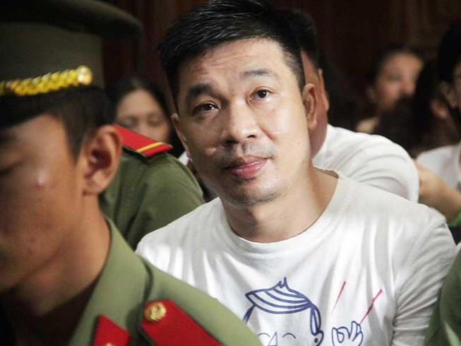 Liền đó Dương thay đổi lý lịch, làm giả chứng minh nhân dân lấy tên Trần Ngọc Hiếu thuê căn hộ tại quận 1, TPHCM để tiếp tục sản xuất, buôn bán ma túy. Trong lần đi vũ trường tại Campuchia, Dương gặp người đàn ông tên Tom (không rõ lai lịch). Dương được ông Tom cung cấp nguyên liệu và công thức để sản xuất ma túy. Cả hai thỏa thuận ma túy thành phẩm ăn chia theo tỷ lệ Tom 7 phần, Dương 3 phần. Thỏa thuận xong với Tom, Dương liền thuê Nguyễn Đức Kỳ Nam và 6 đồng phạm trực tiếp nghiên cứu sản xuất và mang hàng đi tiêu thụ. Ảnh: PLO