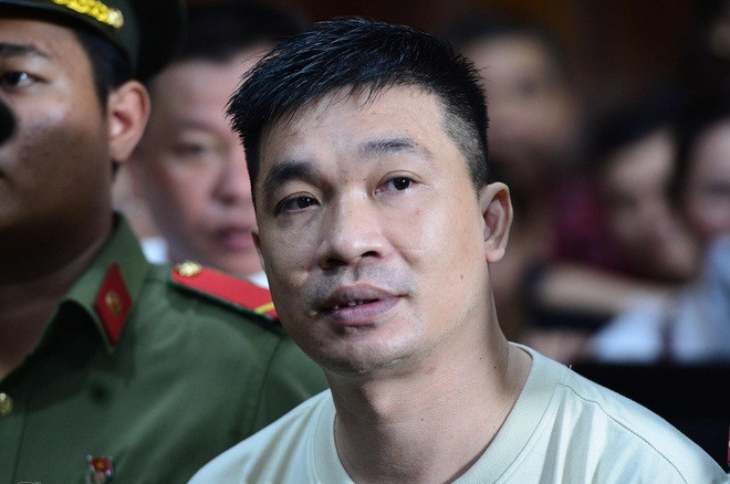 Cáo trạng cho thấy, vào năm 2010, khi đang thụ án với hai tội danh “Cướp giật tài sản” và “Tàng trữ trái phép chất ma túy” tại trại giam ở tỉnh Thanh Hóa, Văn Kinh Dương đã bỏ trốn và tiếp tục phạm tội. Cụ thể, tháng 3/2012, Văn Kính Dương mua 500 gram ma túy đá của Hoàng Phương Lam với giá hơn 525 triệu đồng mang vào TPHCM bán kiếm lời. Do ma túy kém chất lượng nên Dương chỉ bán được 100 gram, số còn lại đưa cho Nguyễn Thị Phúc mang ra Hà Nội trả lại. Tối ngày 31/3/2012, khi Phúc hẹn Lam đến khách sạn nhận lại ma túy thì cả hai bị công an bắt. Dương ‘thoát’ trong phi vụ mua bán ma túy đầu tiên kể từ lúc trốn trại này. Ảnh: Zing.