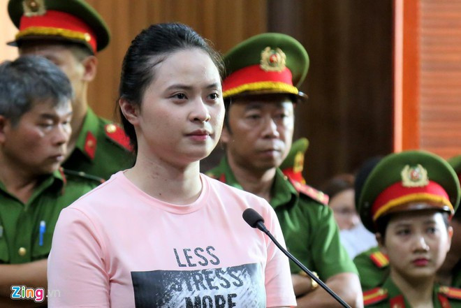 Kết luận điều tra bổ sung gần như giữ nguyên quan điểm như cáo trạng truy tố trước đây, chỉ đình chỉ điều tra vụ án về hành vi Mua bán trái phép chất ma túy đối với bị can Phạm Bảo Quân và Lê Văn Mang. Cơ quan điều tra xác định hành vi mua bán trái phép chất ma túy của Quân và Mang là hệ quả tất yếu của hành vi sản xuất trái phép chất ma túy. Ảnh: Zing.