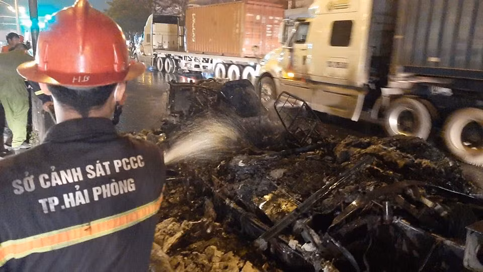 Hai Phong: Container boc chay ngun ngut, tai xe nhanh chong thoat than-Hinh-2