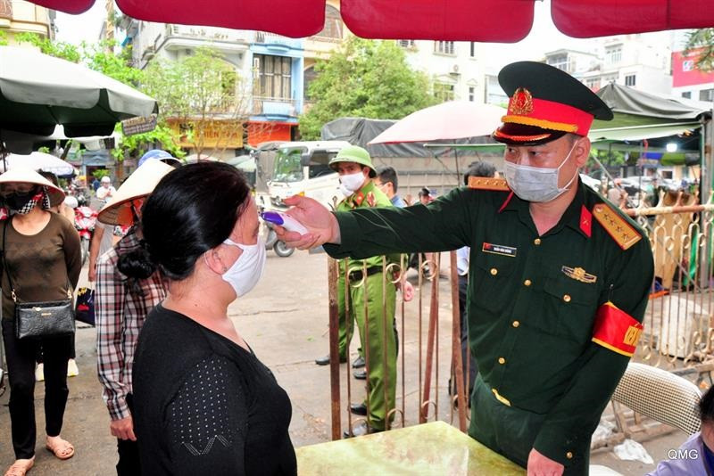 COVID-19: Quang Ninh lap chot o KDC kiem soat, giam sat suc khoe nguoi dan, khach tu 0h 28/3