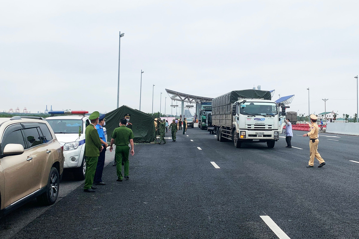 Quang Ninh: Thanh lap 10 chot kiem soat, cach ly cac truong hop tro ve/di qua vung dich