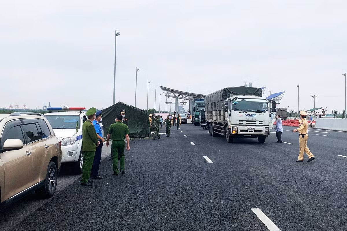 Quang Ninh: Thanh lap 10 chot kiem soat, cach ly cac truong hop tro ve/di qua vung dich