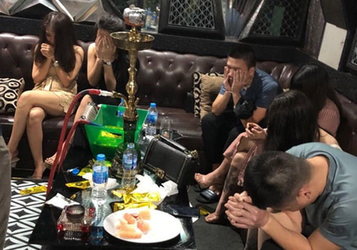 Vu truong, karaoke Ha Noi tam dung vi Covid-19: Co “xoa” duoc dan bay, tay vin?