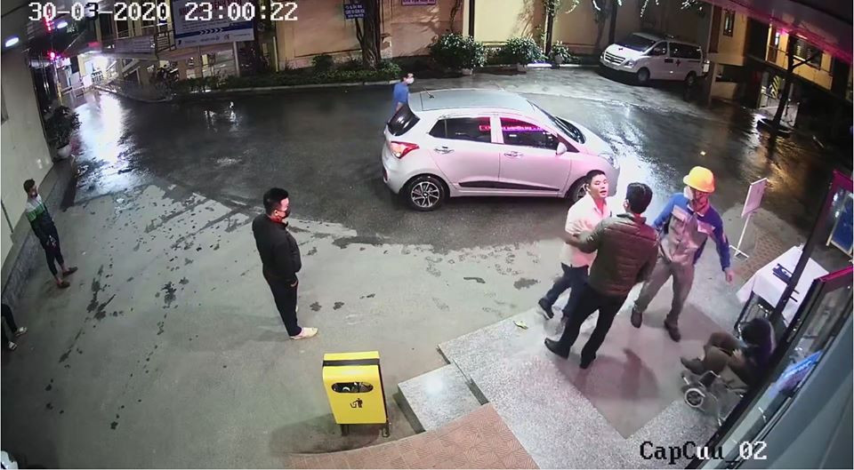 Phu Tho: Danh dam nhan vien benh vien khi bi nhac deo khau trang