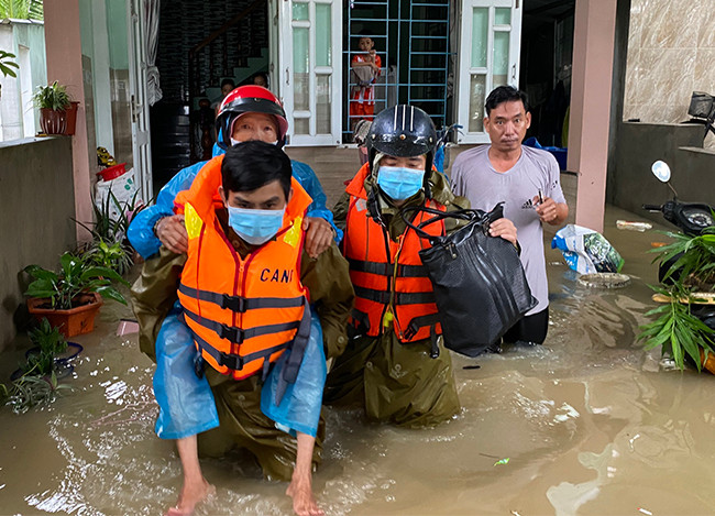 Mua lu mien Trung, Tay Nguyen: 10 nguoi chet va mat tich, chia cat 4.700 ho