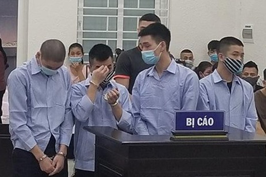 Trước đó, TAND TP Hà Nội tuyên phạt Nguyễn Hữu Tài (quận Ba Đình) 2 năm tù, 4 bị cáo khác từ 15 tháng tù cho hưởng án treo đến 20 tháng tù, cùng về tội “Cướp tài sản”. Vụ án xảy ra tại quận Tây Hồ nhưng Công an quận này không xử lý hình sự. Từ tháng 1 đến tháng 3/2021, các bị cáo trên lần lượt đến Cơ quan Cảnh sát điều tra, Công an TP Hà Nội đầu thú nên vụ án mới được khởi tố, truy tố, xét xử. Tại tòa, vợ của bị cáo Nguyễn Hữu Tài, được triệu tập với tư cách người liên quan, khai, trong quá trình Công an quận Tây Hồ thụ lý vụ án, người phụ nữ này đã đưa 100 triệu đồng cho một cán bộ Công an quận nhờ “chạy án” cho chồng(?) 