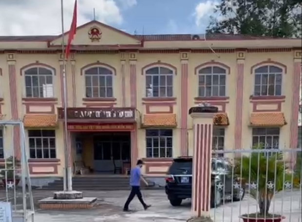 Mới đây, ngày 9/11/2021, Cơ quan điều tra VKSND tối cao đã tống đạt Quyết định khởi tố bị can, thi hành Lệnh bắt bị can để tạm giam đối với Nguyễn Quốc Khanh, Thư ký TAND huyện Trần Văn Thời (tỉnh Cà Mau). Nguyễn Quốc Khanh bị khởi tố về tội “Giả mạo trong công tác” quy định tại Điều 359 Bộ luật Hình sự. Theo kết quả điều tra ban đầu, bị can Nguyễn Quốc Khanh đã làm giả bản án liên quan đến vụ án dân sự tranh chấp hợp đồng mua bán đất. Vụ án đã bị đình chỉ, không xét xử, nhưng Khanh đã làm giả bản án, đưa cho bà Hồng ở TP Cần Thơ. Sau đó, bà Hồng đã mang bản án giả đề nghị Cơ quan thi hành án tiến hành thi hành án.