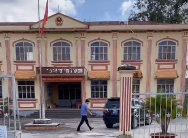 Mới đây, ngày 9/11/2021, Cơ quan điều tra VKSND tối cao đã tống đạt Quyết định khởi tố bị can, thi hành Lệnh bắt bị can để tạm giam đối với Nguyễn Quốc Khanh, Thư ký TAND huyện Trần Văn Thời (tỉnh Cà Mau). Nguyễn Quốc Khanh bị khởi tố về tội “Giả mạo trong công tác” quy định tại Điều 359 Bộ luật Hình sự. Theo kết quả điều tra ban đầu, bị can Nguyễn Quốc Khanh đã làm giả bản án liên quan đến vụ án dân sự tranh chấp hợp đồng mua bán đất. Vụ án đã bị đình chỉ, không xét xử, nhưng Khanh đã làm giả bản án, đưa cho bà Hồng ở TP Cần Thơ. Sau đó, bà Hồng đã mang bản án giả đề nghị Cơ quan thi hành án tiến hành thi hành án.