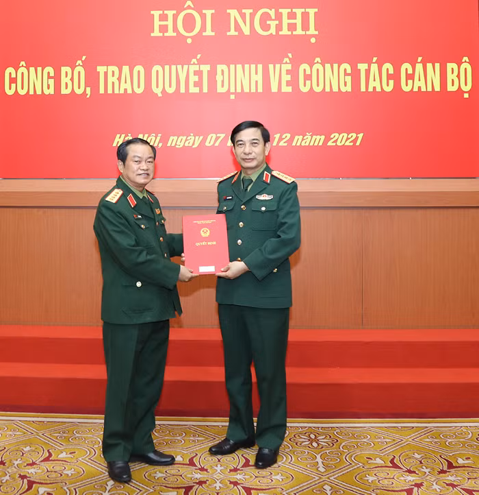 Tại Hội nghị, thừa ủy quyền của Ban Bí thư, Quân ủy Trung ương, lãnh đạo Bộ Quốc phòng đã công bố, trao Quyết định nghỉ hưu từ ngày 1/12/2021 cho 6 Ủy viên Trung ương Đảng khóa XII công tác trong Quân đội, gồm: Đại tướng Đỗ Bá Tỵ , nguyên Ủy viên Trung ương Đảng (khóa X, XI, XII), nguyên Phó Chủ tịch Quốc hội (khóa XIV), nguyên Tổng Tham mưu trưởng QĐND Việt Nam, nguyên Thứ trưởng Bộ Quốc phòng. 