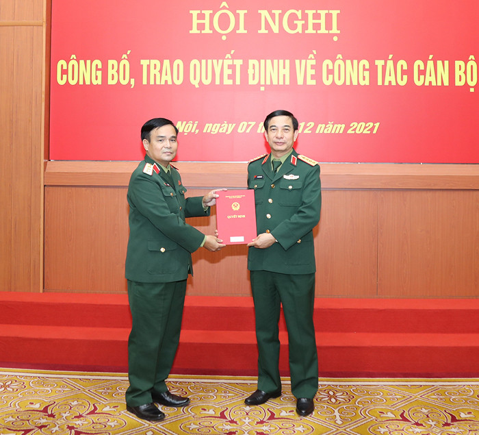 Thượng tướng Lê Chiêm, nguyên Ủy viên Trung ương Đảng (khóa XI, XII), nguyên Ủy viên Quân ủy Trung ương, nguyên Thứ trưởng Bộ Quốc phòng. 