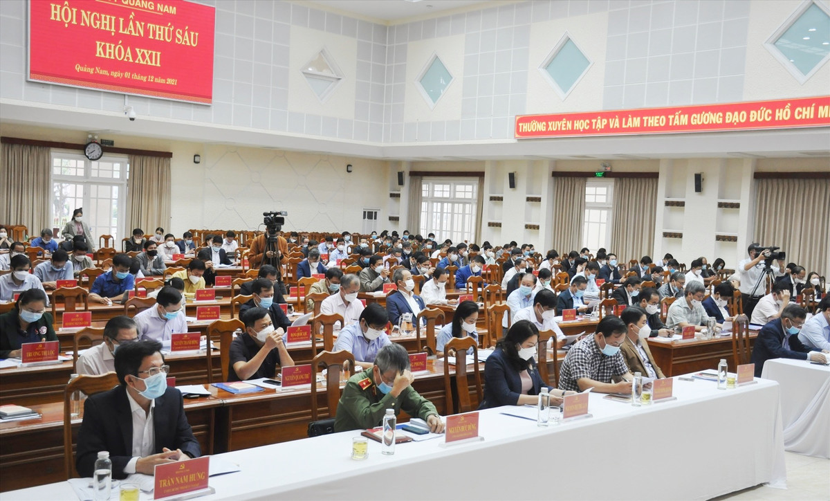 Quang Nam yeu cau can bo “4 xin”, chu dong tu chuc khi uy tin thap