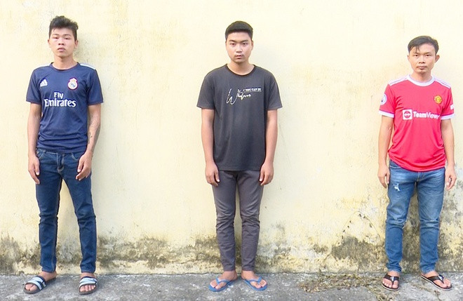  3 người tấn công trưởng công an xã. Ngày 19/12, Công an huyện Chợ Mới, tỉnh An Giang, tạm giữ hình sự Nguyễn Phúc Hậu (Hậu “Gà”, 34 tuổi), Nguyễn Chí Hải (21 tuổi) và Châu Thái Duy (22 tuổi, cùng ngụ xã Kiến An) để điều tra hành vi Chống người thi hành công vụ. Tối ngày 12/12, công an xã Kiến An phát hiện một số đối tượng đánh bạc và bắt được Nguyễn Văn Nhơn. Sau đó, Hậu, Hải, Duy cùng nhiều người muốn "giải vây" cho Nhơn nên đã xô đẩy, hành hung anh Nguyễn Phú Cường là Trưởng công an xã Kiến An.