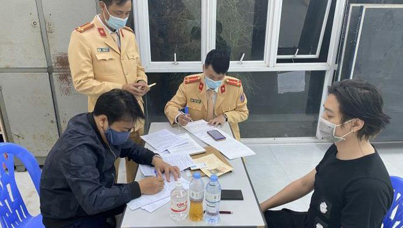  Không bằng lái, dương tính với ma túy vẫn phóng ô tô trên cao tốc Hà Nội - Hải Phòng. Cục CSGT vừa cho biết, vào lúc 15h40 ngày 18/12, đội CSGT làm nhiệm vụ tại km 10 (trạm thu phí) trên tuyến cao tốc Hà Nội – Hải Phòng tiến hành kiểm tra lái xe Bùi Xuân Quang H. (SN 1996; phường Minh Khai, quận Hồng Bàng, Hải Phòng) khi đang điều khiển ô tô biển15A-889.4x, di chuyển hướng Hải Phòng - Hà Nội. Lái xe H chỉ có giấy kiểm định phương tiện, không xuất trình được các loại giấy tờ liên quan đến người điều khiển. Qua test nhanh, Bùi Xuân Quang H dương tính với ma túy.