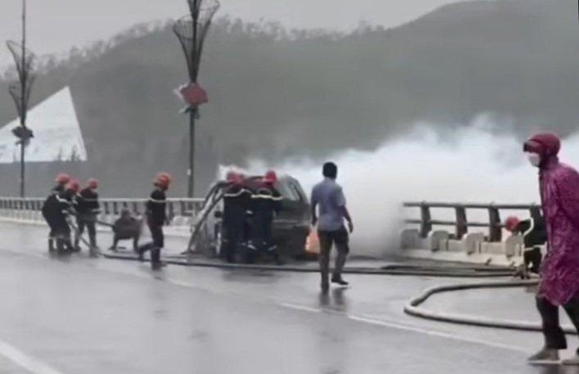  Ô tô 7 chỗ bất ngờ bốc cháy dữ dội trong mưa. Khoảng 8h22 sáng 19/12, một chiếc ô tô 7 chỗ khi đang giao thông qua cầu Thị Nại (TP Quy Nhơn, Bình Định) bỗng nhiên bốc cháy dữ dội. Thời điểm xảy ra vụ cháy thời tiết tại khu vực có mưa và gió. Cảnh sát PCCC đã điều 1 xe chỉ huy và 2 xe chữa cháy cùng 15 cán bộ chiến sĩ tới hiện trường để tổ chức cứu hỏa và dập tắt đám cháy. Vụ cháy không gây thiệt hại về người. 