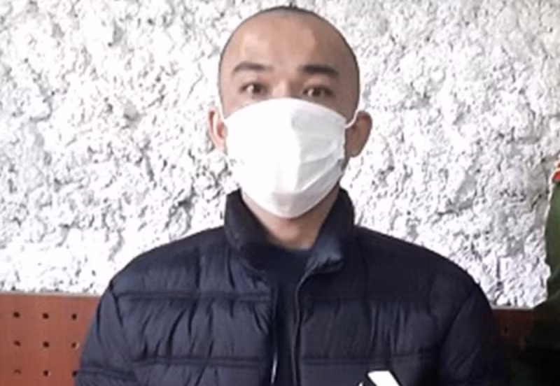  Đánh người trọng thương vì nạn nhân say rượu, nôn ra gường. Công an TP Lạng Sơn vừa khởi tố Trần Duy Ngọc (SN 1983, phường Hoàng Văn Thụ, TP Lạng Sơn) về tội cố ý gây thương tích. Trưa ngày 13/11, anh Ngô Minh A đến nhà Ngọc để lấy xe. Do Ngọc không có nhà nên anh A ngồi đợi, do uống rượu từ trước nên đã nôn ra giường. Khi Ngọc về thấy vậy nên đã cãi chửi nhau. Ngọc đã dùng gậy gỗ đập vào vùng đầu, trán của anh A gây thương tích với tỷ lệ thương tích 15%. 