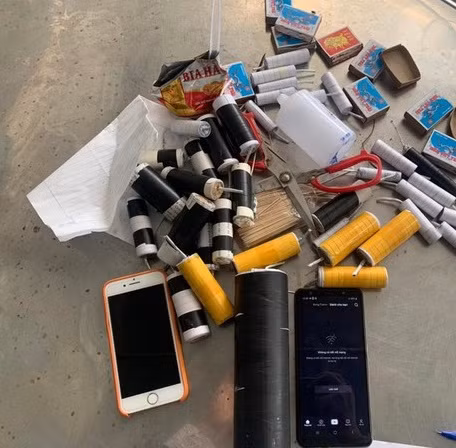  Học sinh cấp 2 tự chế pháo đem bán. Sáng 19/12, Công an Thị xã Hoàng Mai (Nghệ An) cho biết, đơn vị vừa phát hiện nhiều vụ học sinh cấp 2 học theo các video trên các nền tảng mạng xã hội rồi tụ tập tự chế pháo nổ. Đêm 17/12, cảnh sát tuần tra tại xã Quỳnh Lập phát hiện nhóm 5 học sinh cấp 2 đã bị bắt quả tang cùng 38 quả pháo tự chế. Các học sinh này đã tranh thủ thời gian học online đã kết nối, lập nhóm nghiên cứu các video trên internet rồi tự chế pháo để nổ... cho vui. Trước đó một ngày, cảnh sát cũng phát hiện 3 thiếu niên trú phường Quỳnh Phương, độ tuổi 13 -15 đang nổ pháo ầm ĩ tại địa bàn tổ dân phố Tiền Phong (phường Mai Hùng), thu giữ thêm 0,8 kg tiền chất chế tạo pháo nổ.