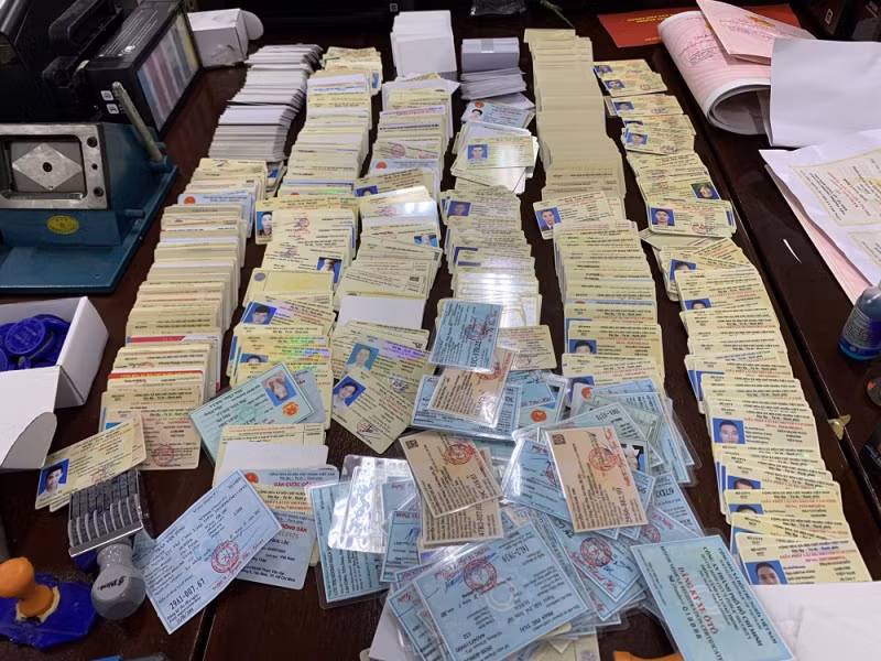 Triet pha duong day lam gia giay to, 10.000 nguoi da dat mua tai lieu gia-Hinh-3