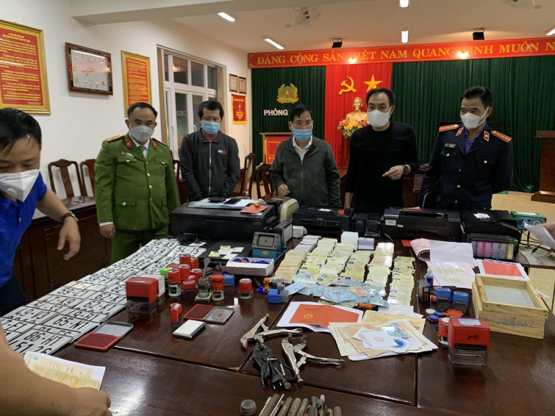 Triet pha duong day lam gia giay to, 10.000 nguoi da dat mua tai lieu gia