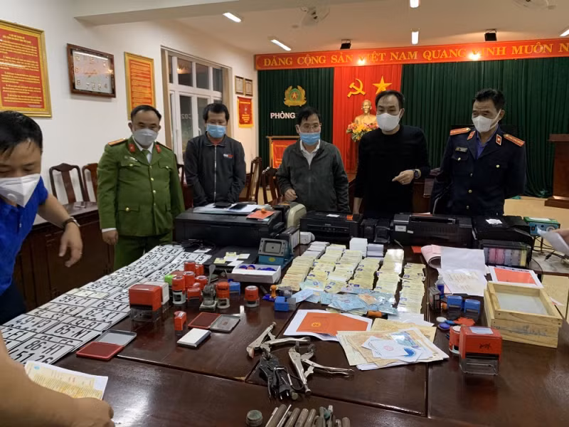 Triet pha duong day lam gia giay to, 10.000 nguoi da dat mua tai lieu gia