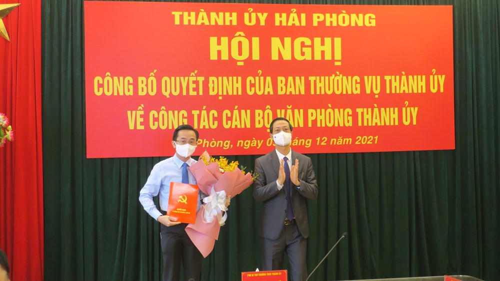 Thành ủy Hải Phòng vừa tổ chức Hội nghị công bố Quyết định của Ban Thường vụ Thành ủy về công tác cán bộ Văn phòng Thành ủy. Theo Quyết định số 468/QĐ-TU ngày 8/12/2021, Ban Thường vụ Thành ủy Hải Phòng phân công ông Trần Thế Thông – Trưởng phòng Tài chính Đảng, Văn phòng Thành ủy giữ chức danh Thư ký ông Trần Lưu Quang - Ủy viên Trung ương Đảng, Bí thư Thành ủy, Trưởng đoàn Đoàn Đại biểu Quốc hội Hải Phòng.