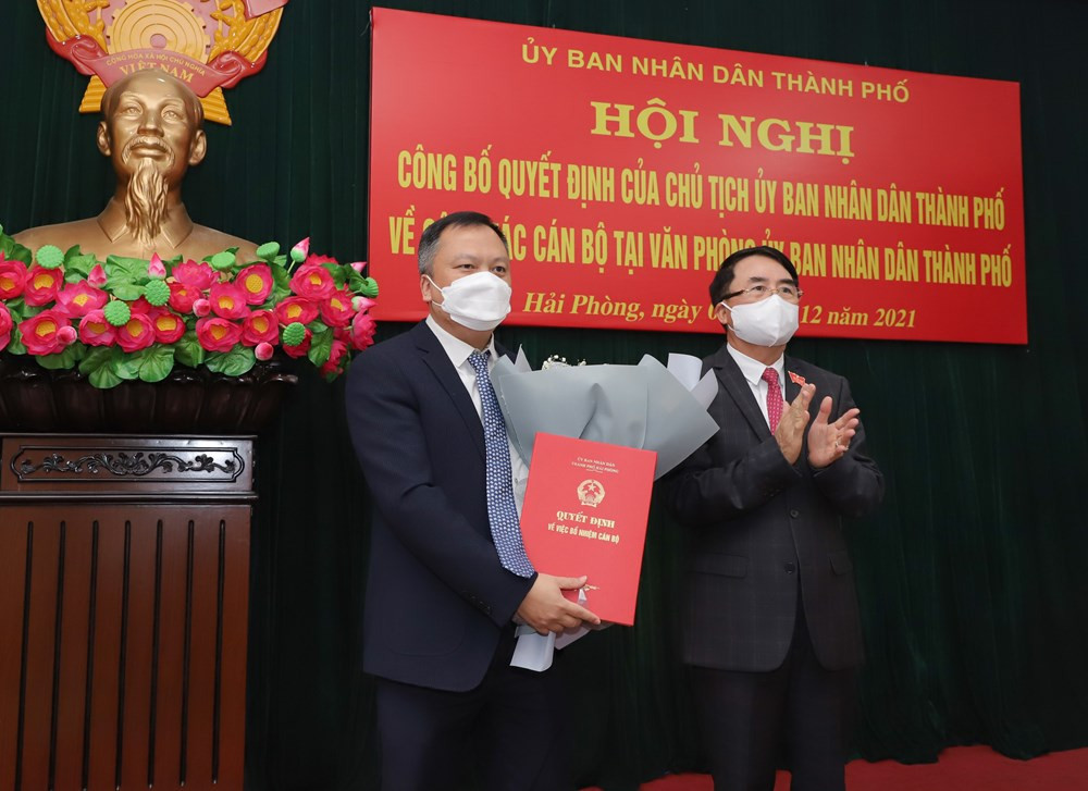 Sáng 9/12, UBND thành phố Hải Phòng tổ chức hội nghị công bố Quyết định của Chủ tịch UBND thành phố về công tác cán bộ tại Văn phòng UBND thành phố. Theo Quyết định của Chủ tịch UBND thành phố, ông Phạm Anh Tuấn, Phó Trưởng phòng Phòng Nông nghiệp, Tài nguyên và Môi trường, Văn phòng UBND thành phố được bổ nhiệm giữ chức vụ Phó Chánh Văn phòng UBND thành phố. Thời hạn bổ nhiệm là 5 năm.