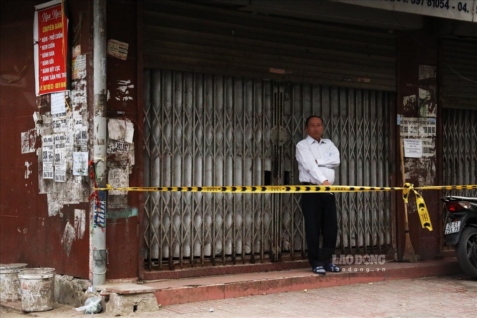 Trong khu vực phong toả trên đường Nguyễn Công Trứ (Phố Huế, Hai Bà Trưng), người đàn ông "quên đeo khẩu trang".