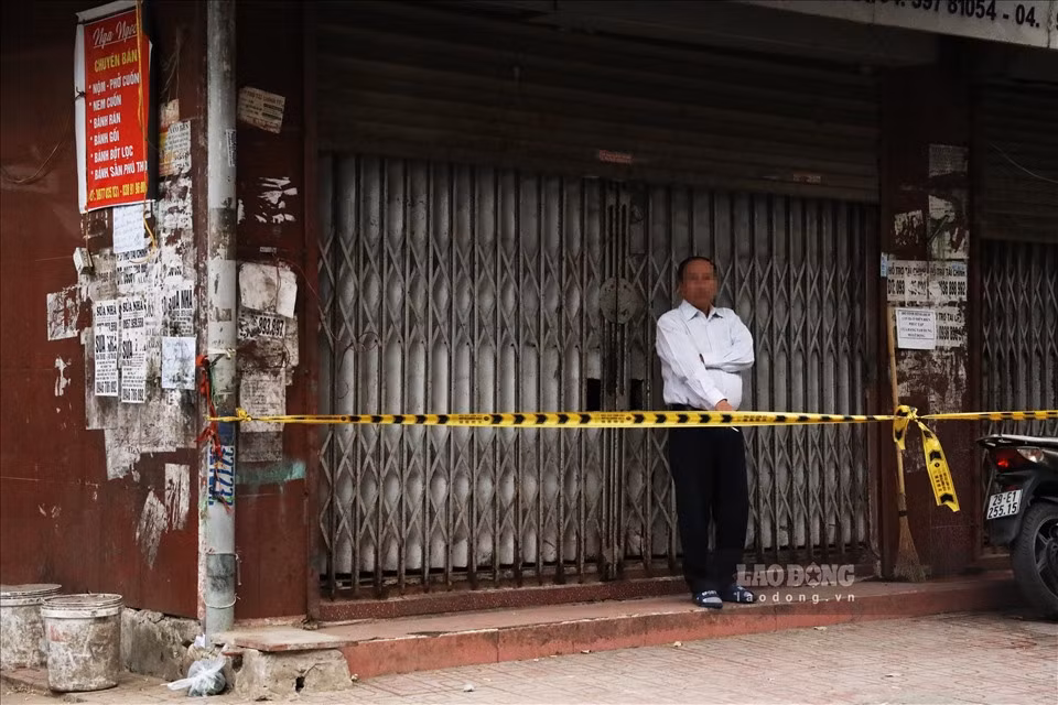 Trong khu vực phong toả trên đường Nguyễn Công Trứ (Phố Huế, Hai Bà Trưng), người đàn ông "quên đeo khẩu trang".