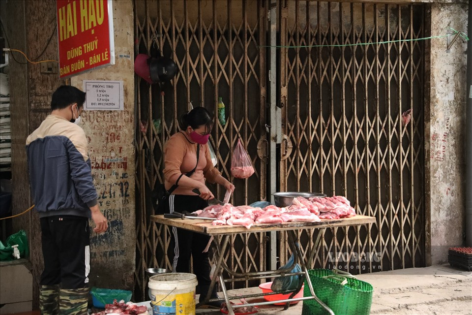 Ngày 8/12, tại chợ Khâm Thiên, nhiều cửa hàng chiếm dụng lòng đường bày bán hàng hoá và không có màn chắn.
