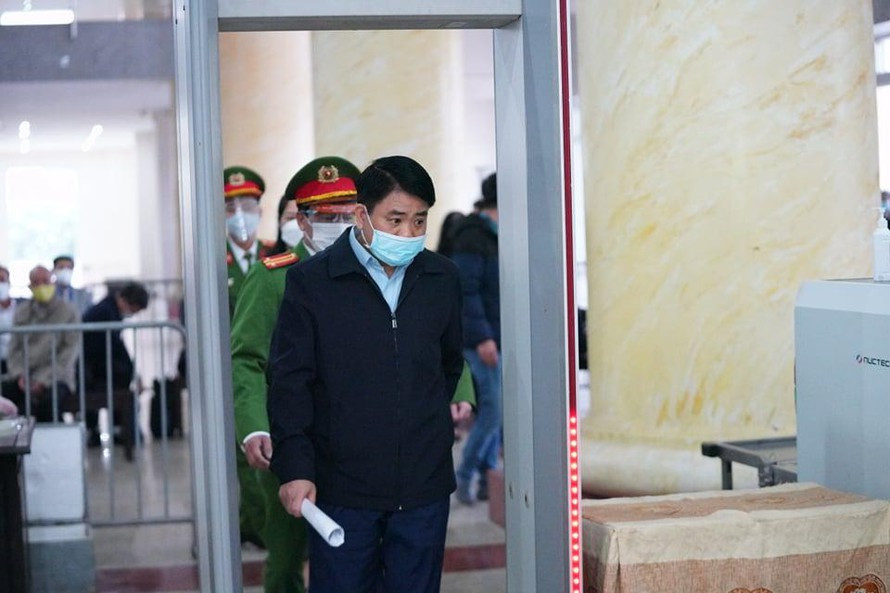 Ông Chung cũng bác bỏ việc can thiệp, chỉ đạo điều hành đối với Công ty Arktic – được cơ quan tố tụng xác định là công ty “sân sau” của gia đình. Bị cáo khẳng định chưa bao giờ đặt vấn đề với Nguyễn Trường Giang để gửi phần trăm vào Công ty Arktic, chưa bao giờ suy nghĩ sẽ bàn với Giang "đẻ" ra công ty để làm "sân sau" của gia đình. (Ảnh: Tiền Phong).