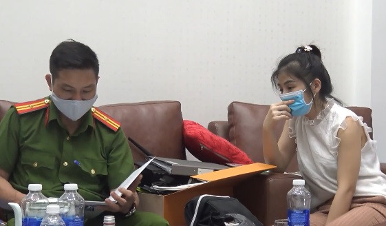 Lượt chơi và lượng tiền đánh bạc càng nhiều thì được hưởng lợi càng cao, các đối tượng lôi kéo con bạc bằng hình thức bảo hiểm và đảm bảo sẽ được hoàn tiền nếu chơi thua. Cụ thể, người tham gia chỉ cần nạp tiền vào game, đóng bảo hiểm mỗi ngày và đặt cược 1,5% số vốn mình có cho mỗi lần "giao dịch". Nếu sau 6 lệnh đọc của "leader đọc lệnh" vẫn không thắng được lệnh nào thì mỗi người chơi sẽ được quỹ bảo hiểm hoàn trả lại số tiền đã thua. Còn nếu thắng, xem như được lời 1,5% lợi nhuận ngày hôm đó. 