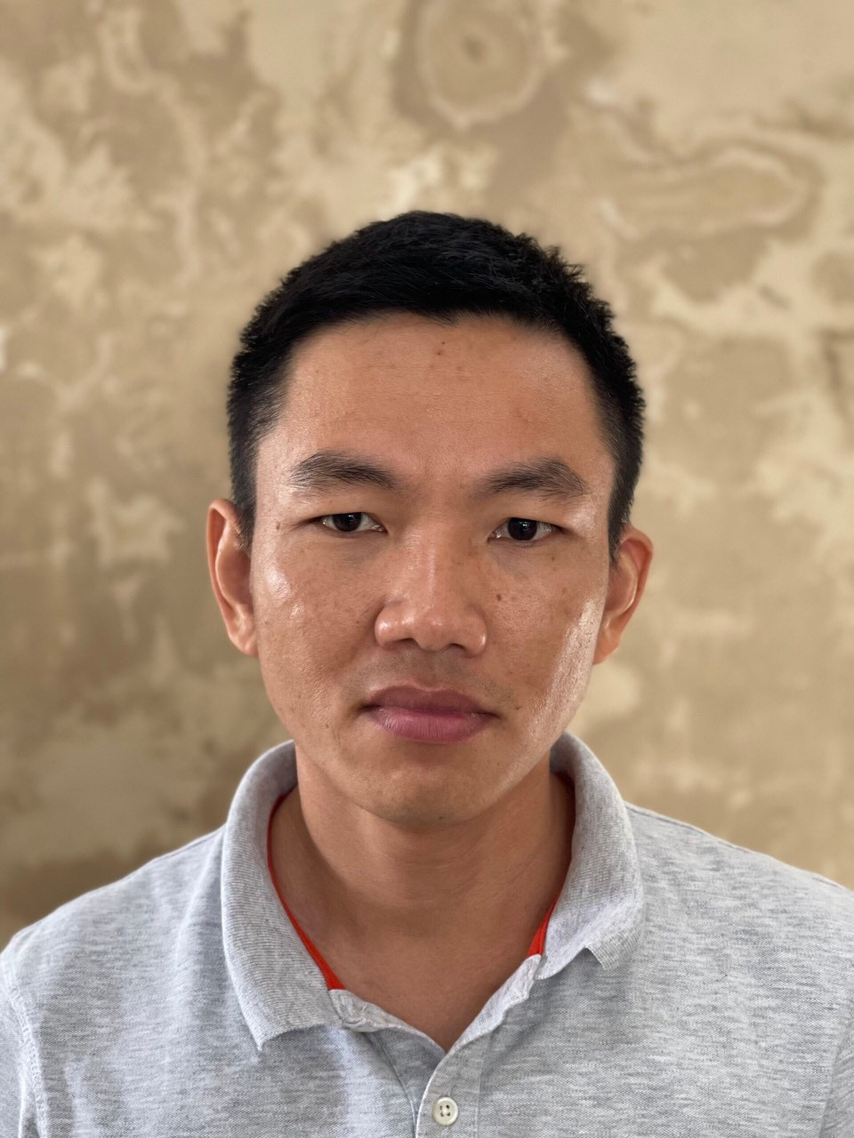 Kết quả điều tra bước đầu, Phan Quốc Việt và các đối tượng là lãnh đạo chủ chốt Công ty Việt Á khai nhận, quá trình kinh doanh và tiêu thụ Kit xét nghiệm Covid do Công ty Việt Á sản xuất, lợi dụng tính cấp bách về nhu cầu test Covid của các địa phương trên cả nước, sản phẩm Kit test Covid thuộc danh mục được áp dụng hình thức Chỉ định thầu rút gọn nên Phan Quốc Việt đã chủ động cung ứng thiết bị, vật tư, sinh phẩm y tế trước cho các Bệnh viện, CDC các tỉnh, thành phố sử dụng. (Ảnh đối tượng Vũ Đình Hiệp).