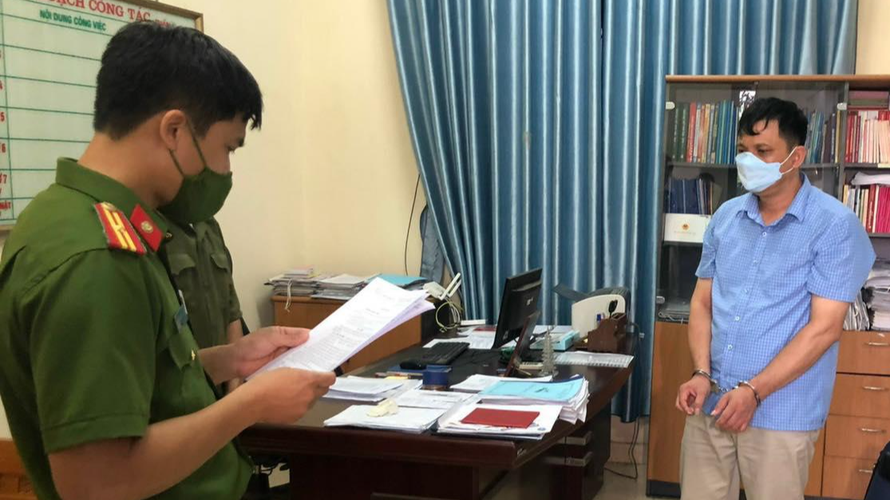  Hiệu trưởng lạm dụng tín nhiệm chiếm đoạt tài sản: Hiệu trưởng Quân Văn Thịnh và Trưởng ban đại diện hội cha mẹ học sinh Trường Phổ thông Dân tộc nội trú THCS huyện Yên Sơn (Tuyên Quang) Dương Quốc Thắng bị khởi tố, bắt giam để điều tra vụ án “Lạm dụng tín nhiệm chiếm đoạt tài sản”. Ông Thịnh có hành vi làm giả hồ sơ thi công, quyết toán khống công trình xây dựng, gây thiệt hại về tài sản cho Nhà nước; làm trái quy định của pháp luật về quản lý, sử dụng và gây thiệt hại cho Quỹ hội phụ huynh học sinh. Thắng được giao quản lý, sử dụng quỹ do phụ huynh học sinh đóng góp nhưng đã chiếm đoạt một phần số tiền từ quỹ này.