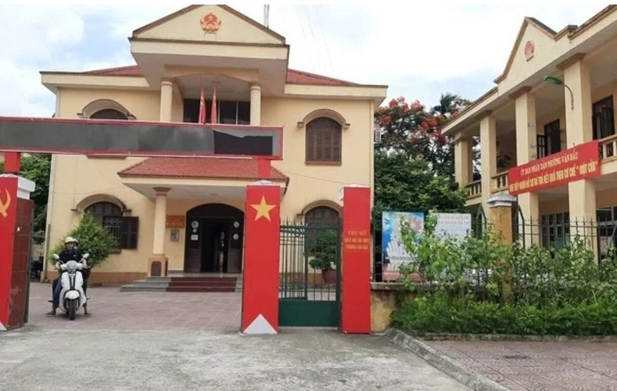  Đình chỉ công tác 5 cán bộ ở Hải Phòng: UBND quận Kiến An (TP Hải Phòng) vừa tạm đình chỉ công tác đối với ông Trần Tuấn Anh, Chủ tịch, ông Bùi Đức Ngoãn,Phó chủ tịch UBND phường Văn Đẩu và ông Đặng Văn Hưng, công chức địa chính. Hai cán bộ khác cũng bị đình chỉ là ông Dương Việt Hùng, Giám đốc chi nhánh văn phòng đăng ký đất đai quận Kiến An và ông Hoàng Minh Chương, cán bộ chi nhánh văn phòng đăng ký đất đai quận. Cả 5 cán bộ, chuyên viên bị tạm đình đình chỉ công tác theo yêu cầu của cơ quan công an nhằm phục vụ điều tra vì liên quan vụ việc lập hồ sơ cấp giấy chứng nhận quyền sử dụng đất, có sử dụng phiếu thu nộp tiền sử dụng đất giả.