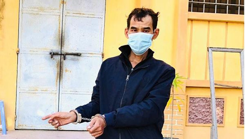  Đột nhập phòng ngủ chị dâu làm việc xấu: Công an huyện Tràng Định (Lạng Sơn) vừa ra quyết định khởi tố bị can, bắt tạm giam đối với Hoàng Văn Trường (SN 1977, trú tại xã Chi Lăng, huyện Tràng Định, tỉnh Lạng Sơn) về hành vi trộm cắp tài sản. Trưa 28/11, nhân lúc chị dâu là Trương Thu Phương đi vắng, Trường đột nhập vào phòng ngủ chị dâu tìm chìa khóa trộm xe máy rồi bỏ đi. Ngay sau đó, Trường được xác định là thủ phạm vụ trộm và bị bắt giữ. Trước khi trộm cắp xe chị dâu, Trường mới chấp hành xong án tù. Đối tượng cũng từng có 5 tiền án.