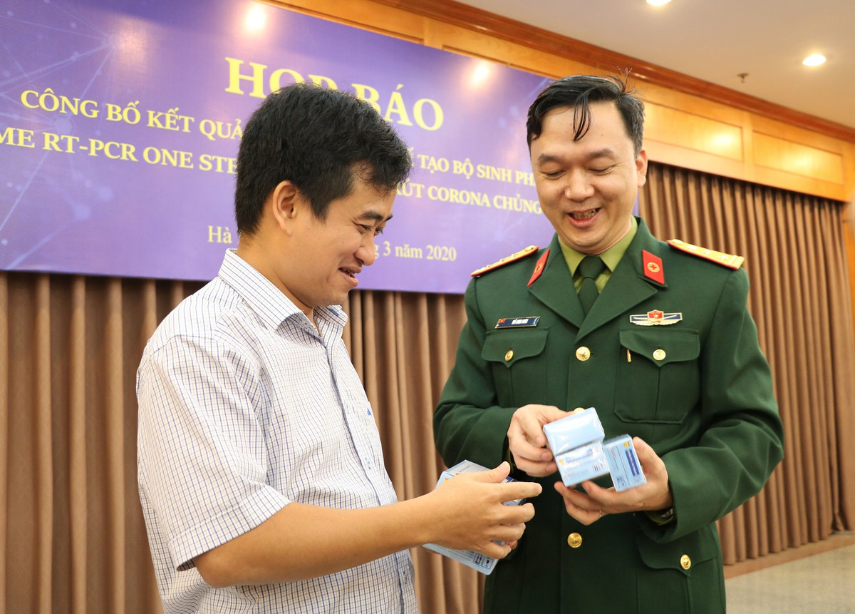 Phan Quốc Việt đã thông đồng với lãnh đạo các đơn vị hợp thức hồ sơ Chỉ định thầu bằng cách Công ty Việt Á sử dụng các pháp nhân trong hệ thống (Công ty liên danh, Công ty con) lập hồ sơ chào hàng sản phẩm, xác nhận khống các báo giá... để hoàn thiện hồ sơ, ký hợp đồng, thanh quyết toán cho Công ty Việt Á theo giá do Công ty Việt Á đưa ra, cao hơn nhiều so với giá thành sản xuất.