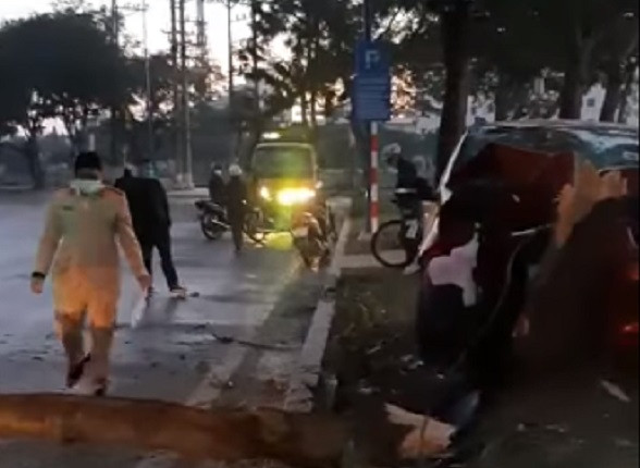 Hai Duong: Xe o to bat ngo lao len via he, lai xe tu vong tai cho-Hinh-3