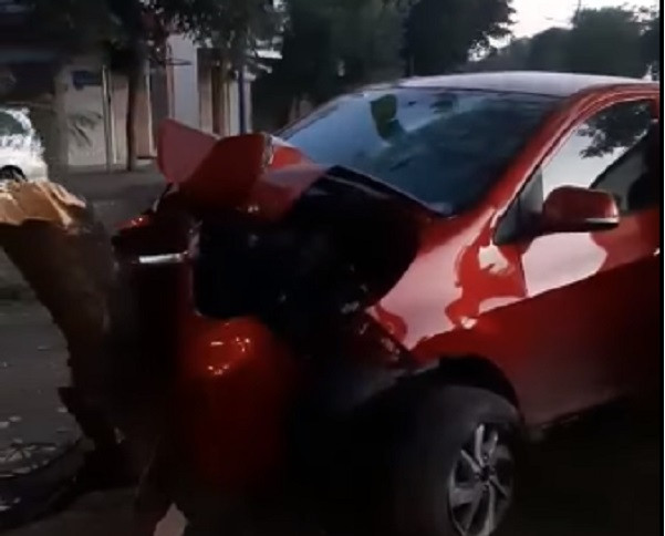 Hai Duong: Xe o to bat ngo lao len via he, lai xe tu vong tai cho-Hinh-2