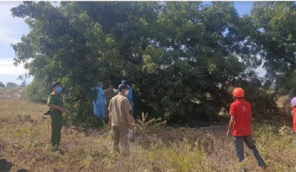  Người đàn ông treo cổ tự tử sau khi cãi nhau với vợ: Vào 11h 30 trưa 11/12, tại khu đất trống thuốc khu phố 14, phường Mũi Né, TP Phan Thiết, Bình Thuận), người dân phát hiện thi thể một người đàn ông đang treo trên cây. Nạn nhân sau đó được xác định là anh N.N.T (trú khu phố 14). Được biết, nạn nhân bỏ nhà đi từ ngày 9/12/2021 sau khi cãi nhau với vợ. Cơ quan Cảnh sát điều tra Công an TP. Phan Thiết đang khám nghiệm hiện trường và điều tra nguyên nhân.