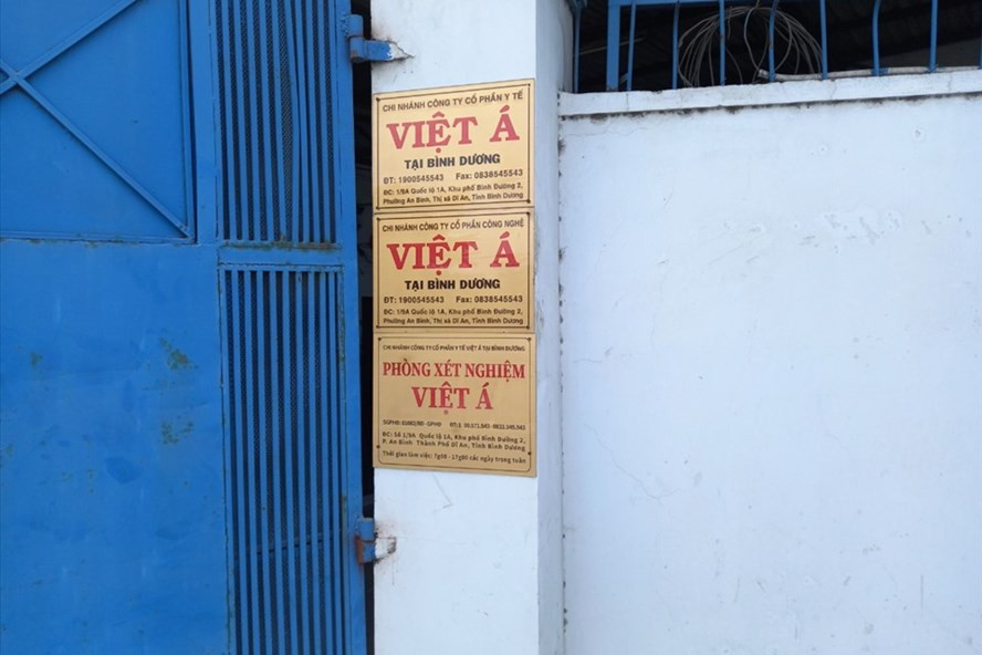 Nhờ thủ đoạn như trên, tháng 4/2020, Công ty Việt Á được Bộ Y tế cấp phép đăng ký lưu hành cho sản phẩm Kit xét nghiệm COVID. Đến nay, Công ty Việt Á đã cung ứng Kit xét nghiệm COVID cho Trung tâm kiểm soát bệnh tật và các cơ sở y tế khác của 62 tỉnh, thành phố trên cả nước với doanh thu gần 4.000 tỷ đồng. (Ảnh: Lao động)