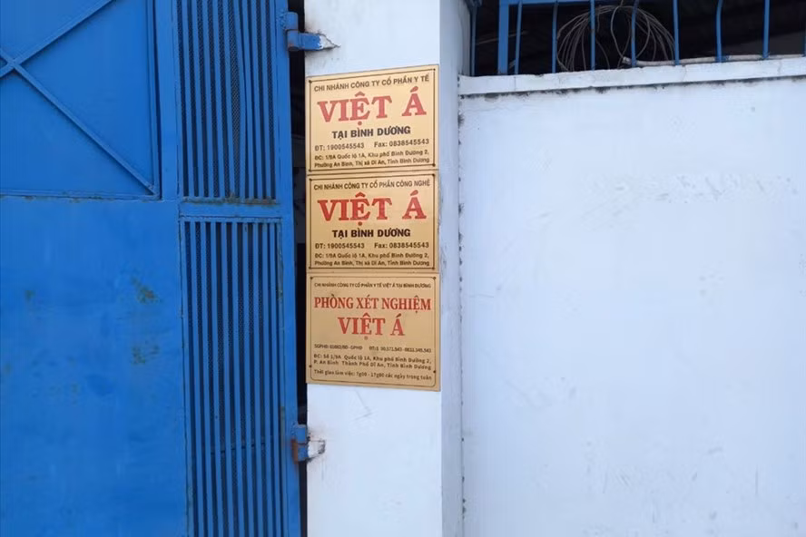 Nhờ thủ đoạn như trên, tháng 4/2020, Công ty Việt Á được Bộ Y tế cấp phép đăng ký lưu hành cho sản phẩm Kit xét nghiệm COVID. Đến nay, Công ty Việt Á đã cung ứng Kit xét nghiệm COVID cho Trung tâm kiểm soát bệnh tật và các cơ sở y tế khác của 62 tỉnh, thành phố trên cả nước với doanh thu gần 4.000 tỷ đồng. (Ảnh: Lao động)